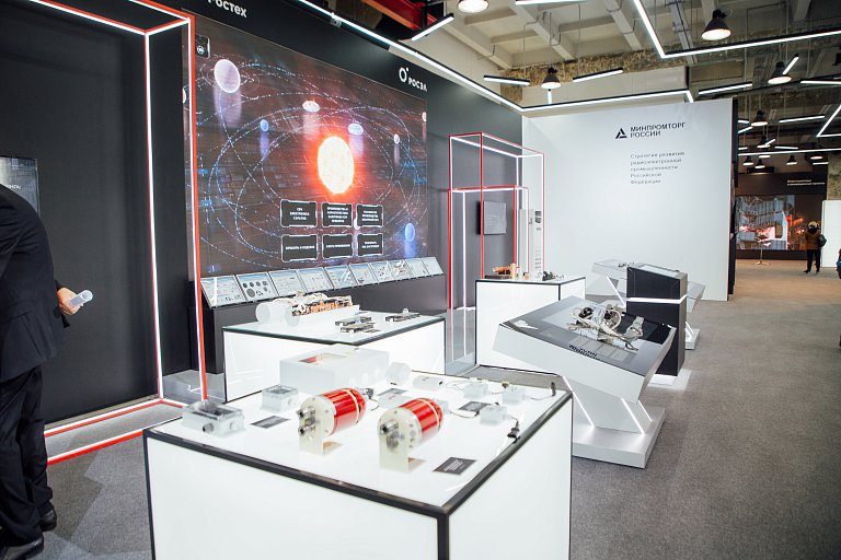 «Росэлектроника» представила Михаилу Мишустину новейшие образцы ЭКБ для космоса, энергетики и экомониторинга